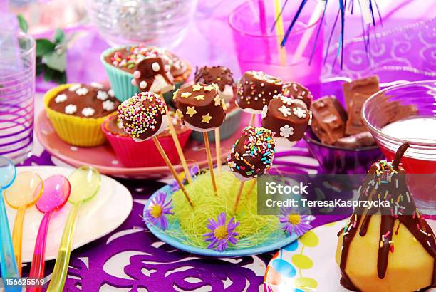 Tabella Colorata Festa Di Compleanno Per Bambini - Fotografie stock e altre immagini di Cake pop - Cake pop, Cibo, Cioccolato