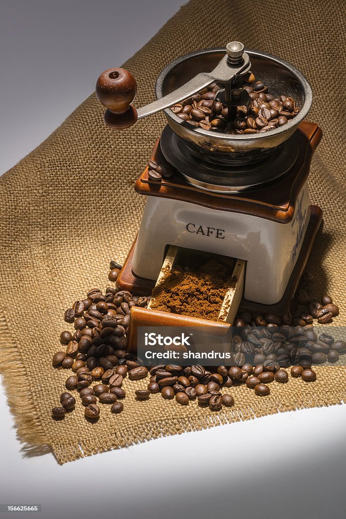 Granos de café y antiguo Molino - Foto de stock de Anticuado libre de derechos