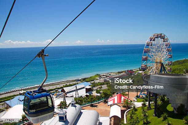Ferris Wheel Y Ropeway Foto de stock y más banco de imágenes de Aire libre - Aire libre, Atracción de feria, Azul