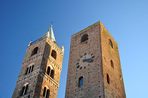 medieval relógio e dinastia towers em albenga, itália - italy albenga liguria tower imagens e fotografias de stock