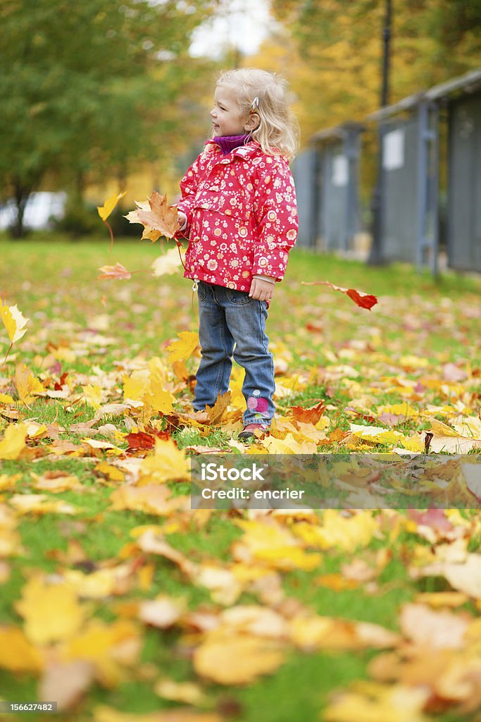 Encantadores disfrutar de hermosa niña otoño día - Foto de stock de 12-17 meses libre de derechos