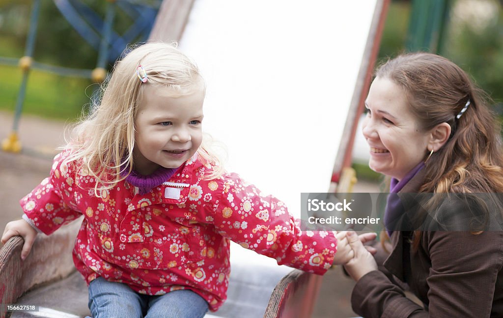 Madre e figlia insieme sul parco giochi - Foto stock royalty-free di 12-17 mesi