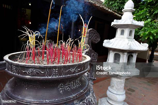 Incenso Paus - Fotografias de stock e mais imagens de Ao Ar Livre - Ao Ar Livre, Bronze - Liga, Budismo