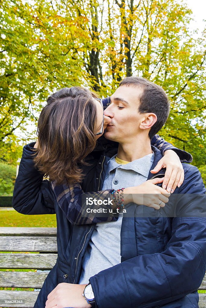 Amor feliz pareja Besando a la vista en primer plano - Foto de stock de Abrazar libre de derechos
