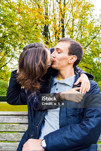 Amor Feliz Pareja Besando A La Vista En Primer Plano Foto de stock y más banco de imágenes de Abrazar