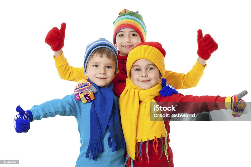 Gruppo di bambini in abbigliamento invernale e Segno di ok - Foto stock royalty-free di Bambino