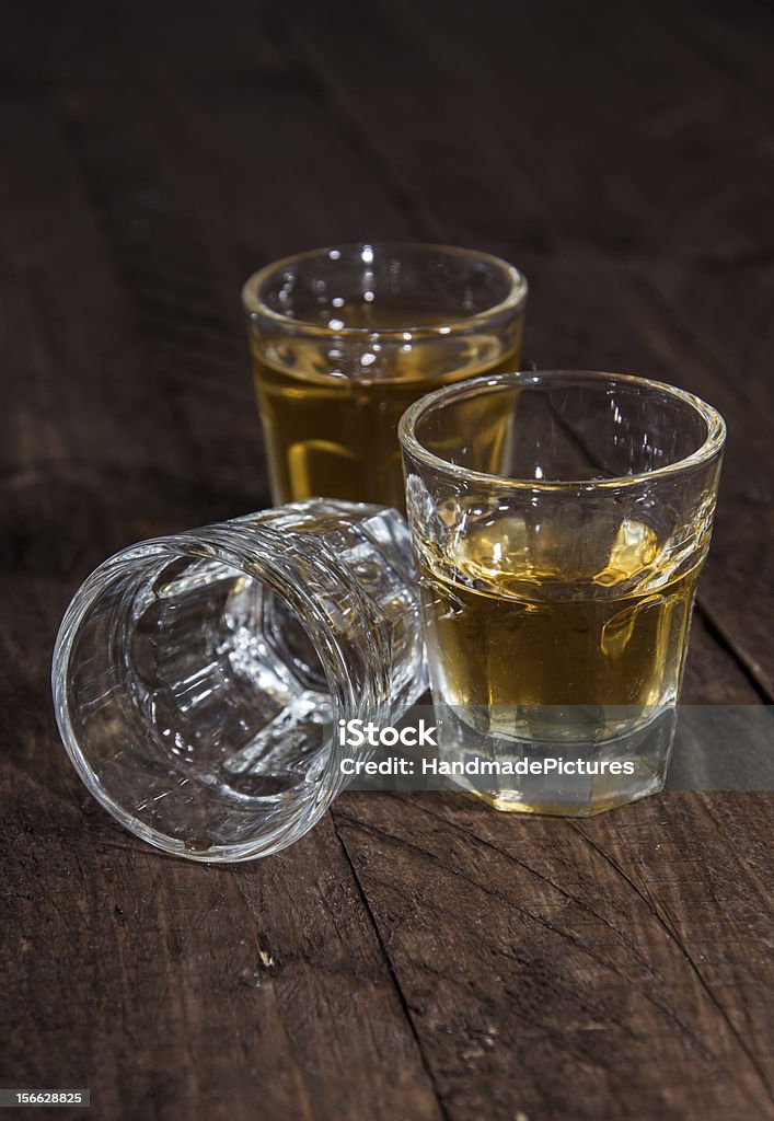 Três copos de Rum em madeira - Foto de stock de Bebida royalty-free