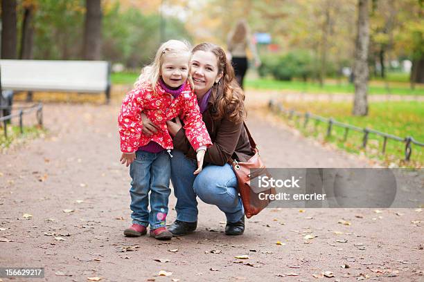 Mãe E Filha Desfrutar De Uma Queda Dia - Fotografias de stock e mais imagens de 12-15 Meses - 12-15 Meses, Adulto, Amarelo