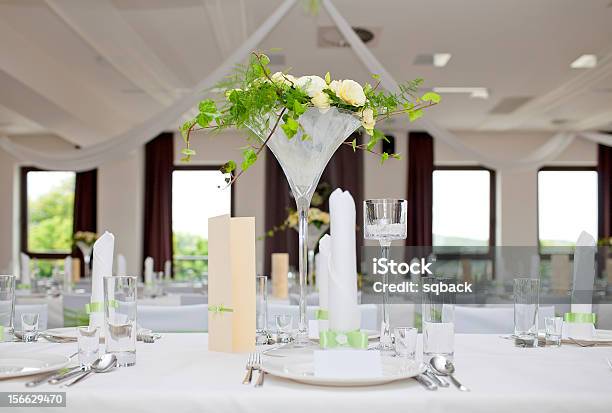 Hochzeit Tisch Mit Einem Strauß Rosen Stockfoto und mehr Bilder von Blume - Blume, Blumenbouqet, Dekoration