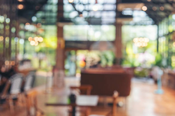 verschwommener hintergrund: café, café, restaurant im einkaufszentrum mit leichtem bokeh, geschäftsevent, einzelhandelsgeschäft. verschwommener hintergrund, innenarchitektur, bartisch, stuhl, fenster schmücken die anzeige des innenraums - supermarket fast food fast food restaurant people stock-fotos und bilder