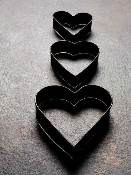 trois amour coeur pâtisserie cutters - valentines day nobody plaque studio shot photos et images de collection