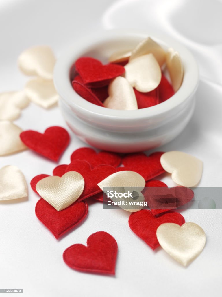 Avorio e rosso cuori in un barattolo di vetro - Foto stock royalty-free di Amore