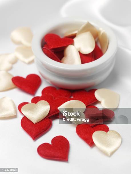 Foto de De Marfim E Vermelho Corações Em Uma Jarra e mais fotos de stock de Amor - Amor, Branco, Casado