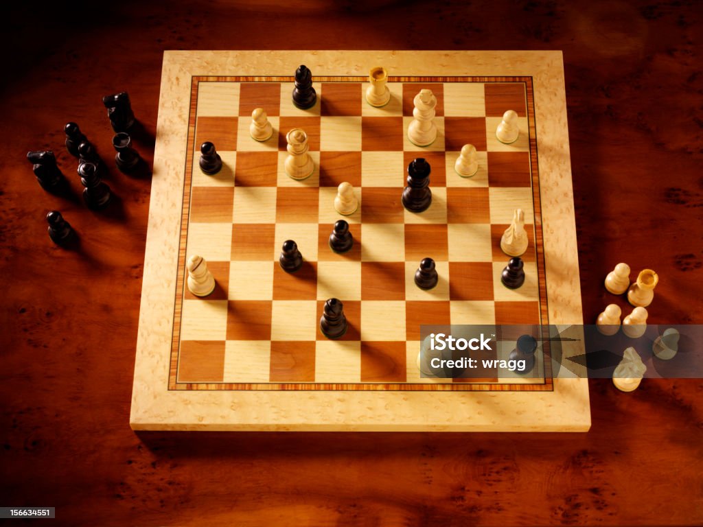 Pezzi di scacchi su una bacheca - Foto stock royalty-free di Competizione