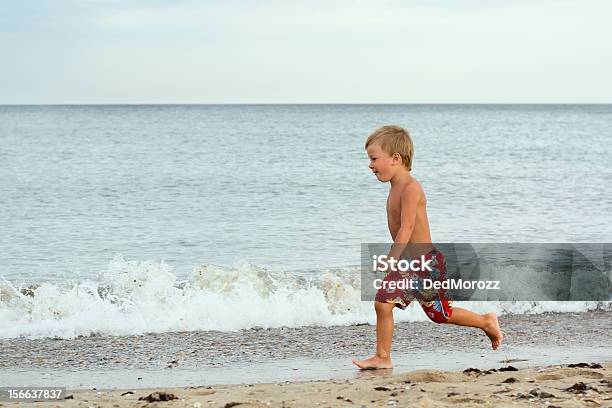 少年は海岸沿いのランニング - 1人のストックフォトや画像を多数ご用意 - 1人, しぶきを上げる, アクティブライフスタイル