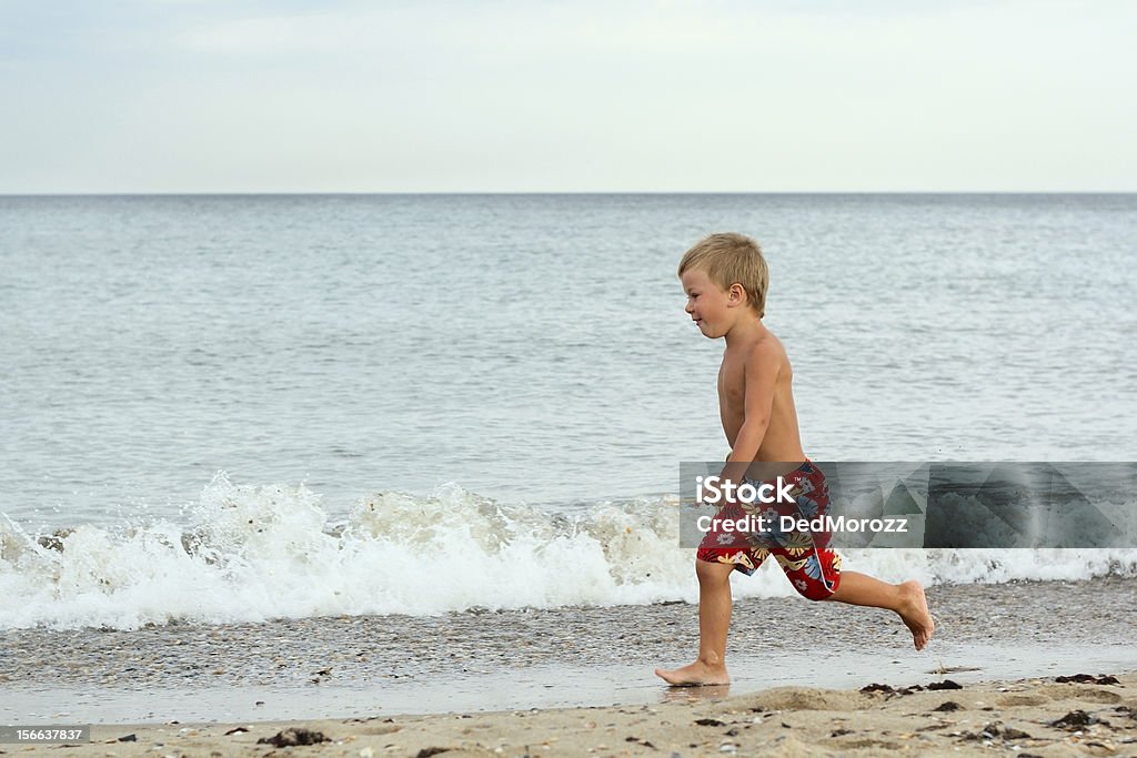 Mały chłopiec działa na seashore - Zbiór zdjęć royalty-free (Aktywny tryb życia)