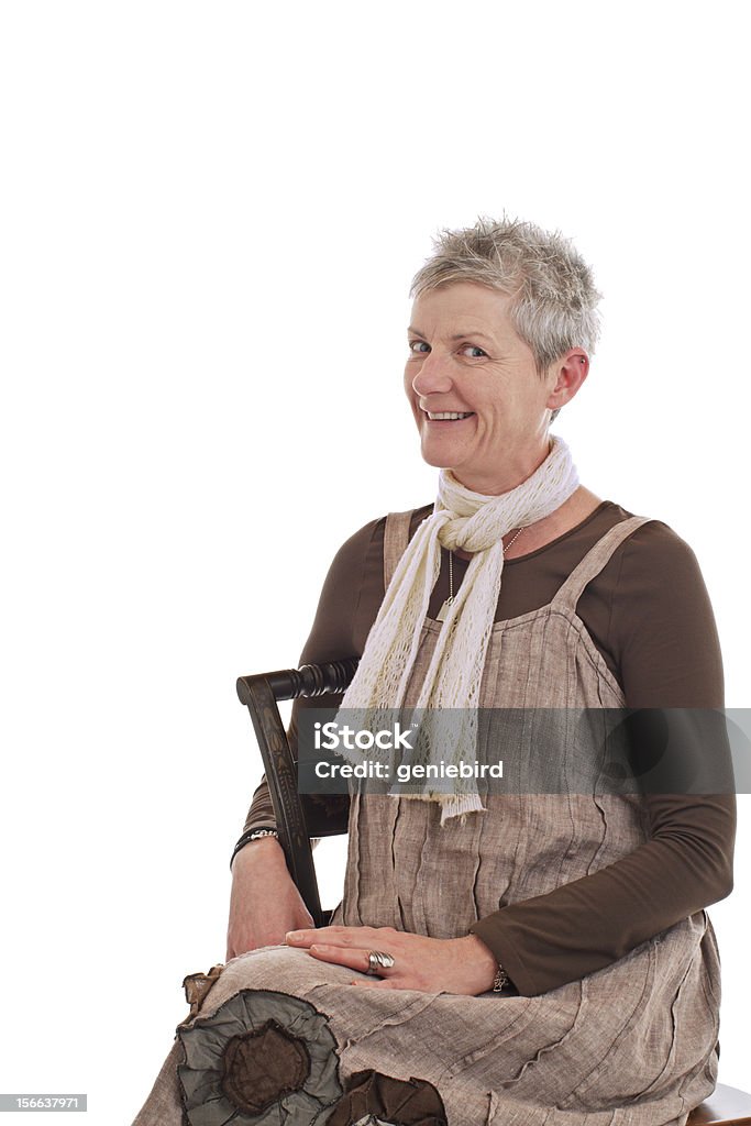 Portret uśmiechnięte Starsza kobieta siedzi na boki - Zbiór zdjęć royalty-free (Aktywni seniorzy)