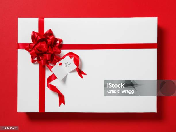 Regalo De Navidad Y Cinta Foto de stock y más banco de imágenes de Blanco - Color - Blanco - Color, Celebración - Acontecimiento, Celebración - Ocasión especial