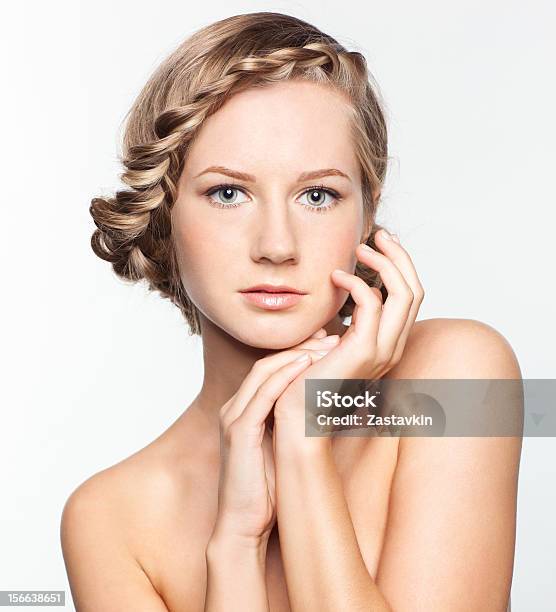 Ritratto Di Giovane Donna Con Treccia Acconciatura - Fotografie stock e altre immagini di Capelli - Capelli, Treccine, Adulto