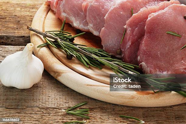 生の肉 - サーロインステーキのストックフォトや画像を多数ご用意 - サーロインステーキ, ステーキ, ニンニク