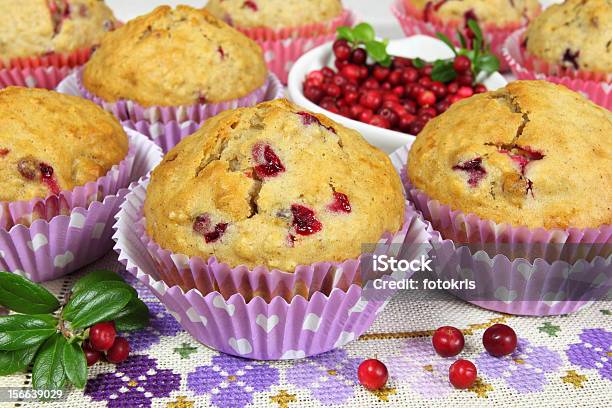 Muffins Feito Em Casa - Fotografias de stock e mais imagens de Muffin - Muffin, Oxicoco, Arando vermelho
