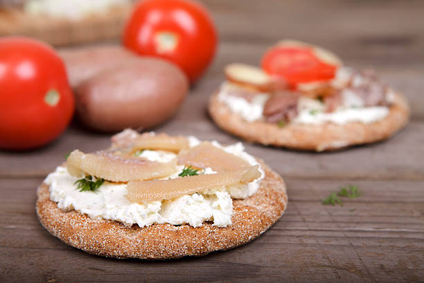 arenque caviar en el pan tostado - plank bread caviar close up fotografías e imágenes de stock