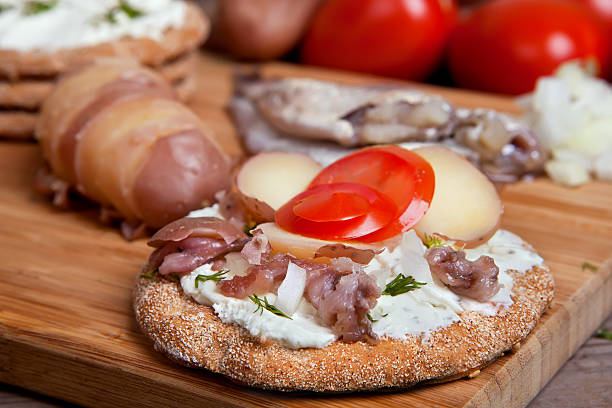 brinde con arenques sueca - plank bread caviar close up fotografías e imágenes de stock