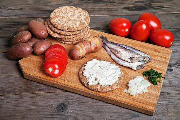 sueco arenque e ingredientes na tábua de cozinha - plank bread caviar close up imagens e fotografias de stock