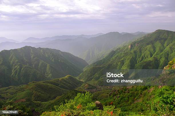 Con Vista A Las Montañas Foto de stock y más banco de imágenes de Aire libre - Aire libre, China, Cielo