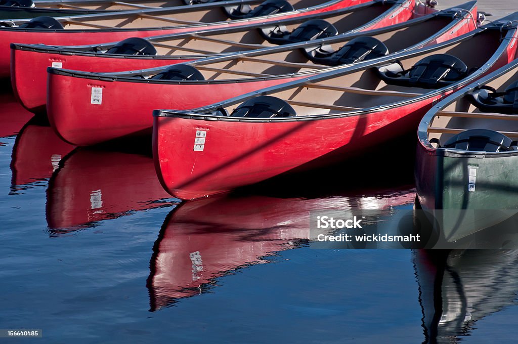 Canoës sur le quai - Photo de Activité de loisirs libre de droits