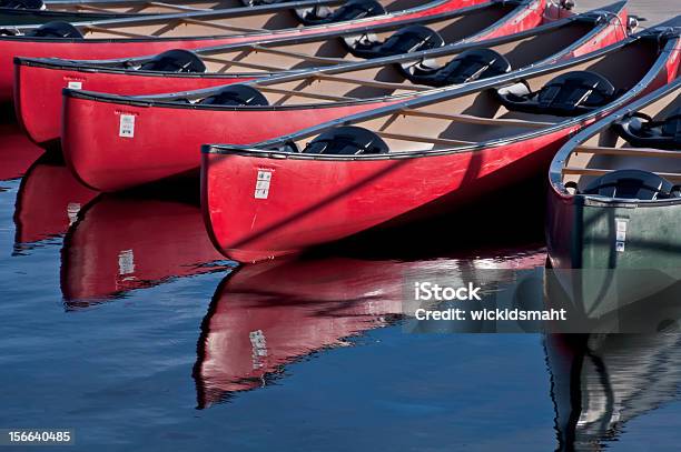 Photo libre de droit de Canoës Sur Le Quai banque d'images et plus d'images libres de droit de Activité de loisirs - Activité de loisirs, Automne, Bleu