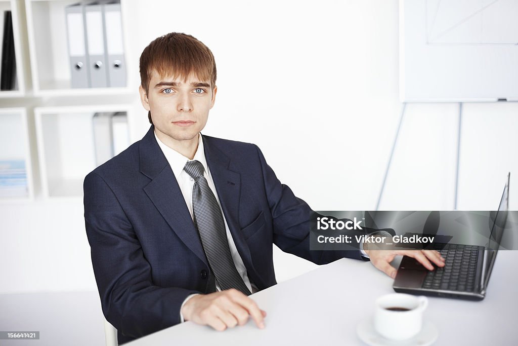 Jovem Empresário trabalhando no laptop no escritório - Foto de stock de Adulto royalty-free