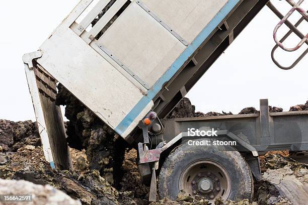 Foto de Caminhão De Descarga Dumping e mais fotos de stock de Amontoamento - Amontoamento, Caminhão, Caminhão Basculante