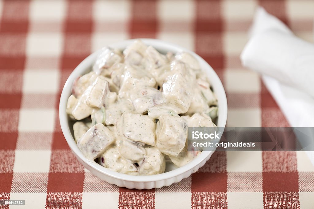 Cremiger Tomaten-Salat in einer weißen Schüssel - Lizenzfrei Abnehmen Stock-Foto