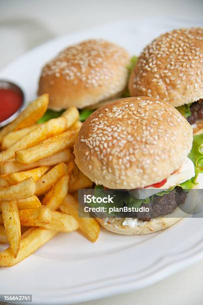 Burger - Fotografias de stock e mais imagens de Almoço - Almoço, Batata Frita - Lanche, Batatas Preparadas