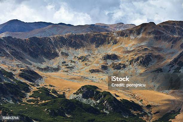 Paisaje De Montaña Foto de stock y más banco de imágenes de Aire libre - Aire libre, Belleza de la naturaleza, Colina