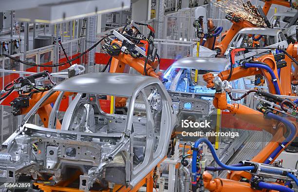 Robots Soldadura En Fábrica Foto de stock y más banco de imágenes de Manufacturar - Manufacturar, Coche, Vehículo de motor