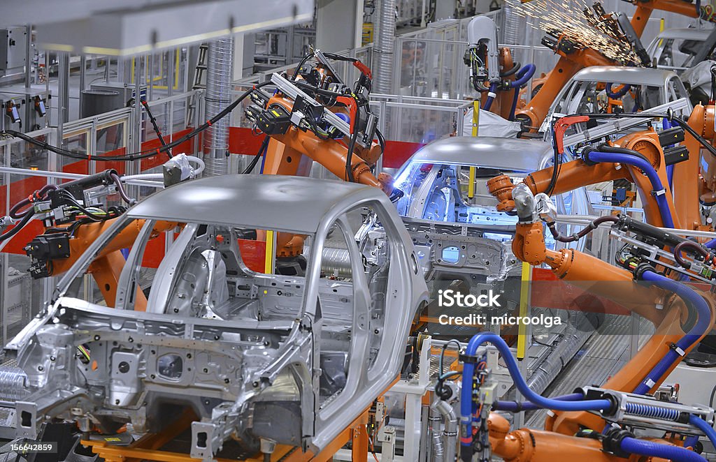 Robot di saldatura in fabbrica - Foto stock royalty-free di Produrre