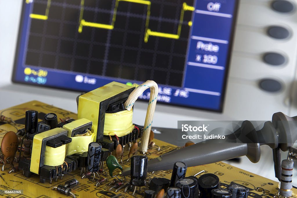 test énergie et de puissance tension waveform sur l'oscilloscope - Photo de Analyser libre de droits