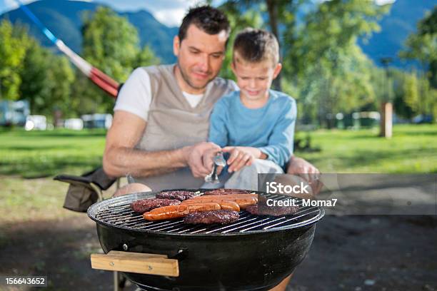 Photo libre de droit de Père Et Fils De Cuisson Ensemble banque d'images et plus d'images libres de droit de Activité de loisirs - Activité de loisirs, Adulte, Amour