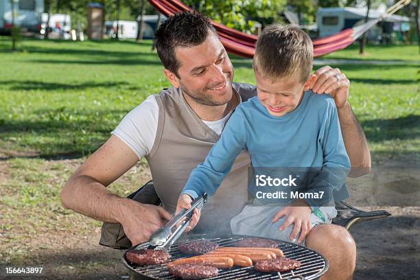 Ojciec I Syn Togther - zdjęcia stockowe i więcej obrazów Barbecue - Barbecue, Biwakować, Burger