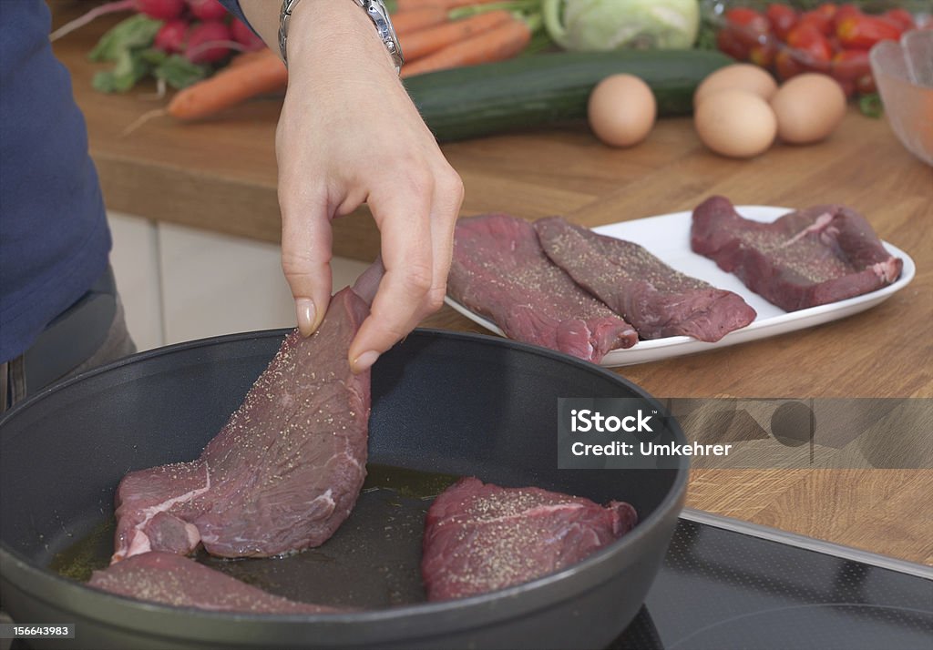 Cozinhar uma bandeja de carne de bovino - Royalty-free Adulto Foto de stock