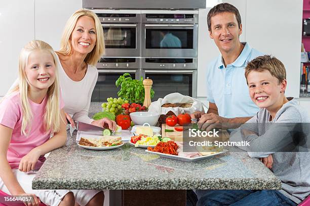 Elternkinderfamilie Vorbereiten Gesunden Speisen Stockfoto und mehr Bilder von Essen - Mund benutzen - Essen - Mund benutzen, Blondes Haar, Brotsorte