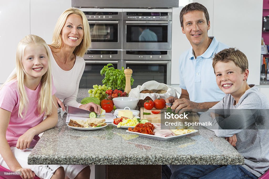Parents, enfants, famille préparer des repas équilibrés - Photo de Manger libre de droits