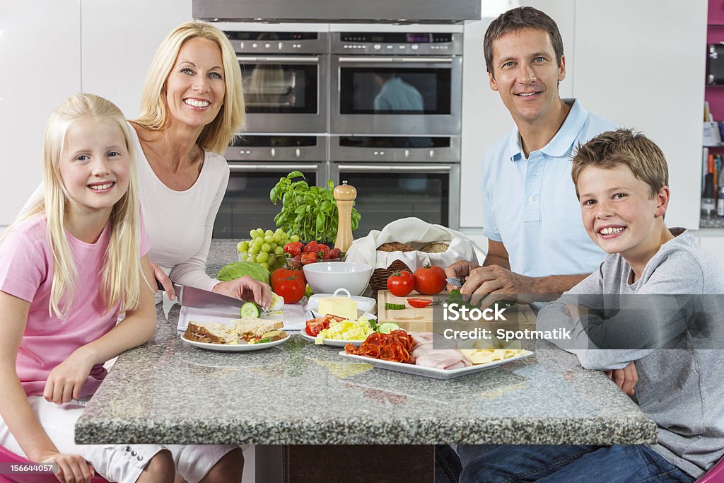 Pais filhos família preparar alimentos saudáveis - Royalty-free Comer Foto de stock