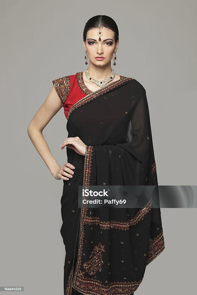 Mujer India usando tradicional sari - Foto de stock de Adulto libre de derechos