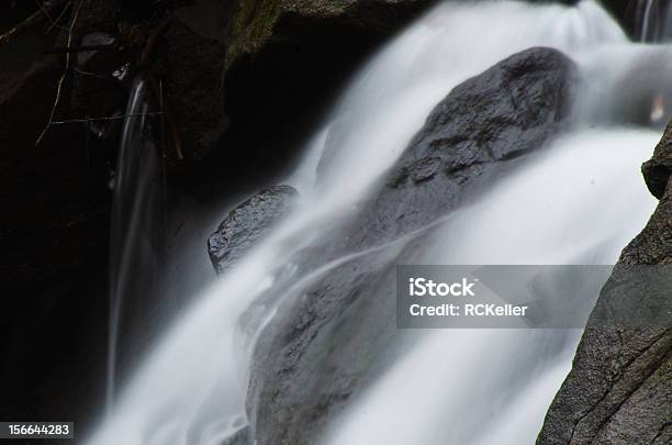 Водопад Глубоко В Осенний Лес — стоковые фотографии и другие картинки Без людей - Без людей, Вода, Водопад