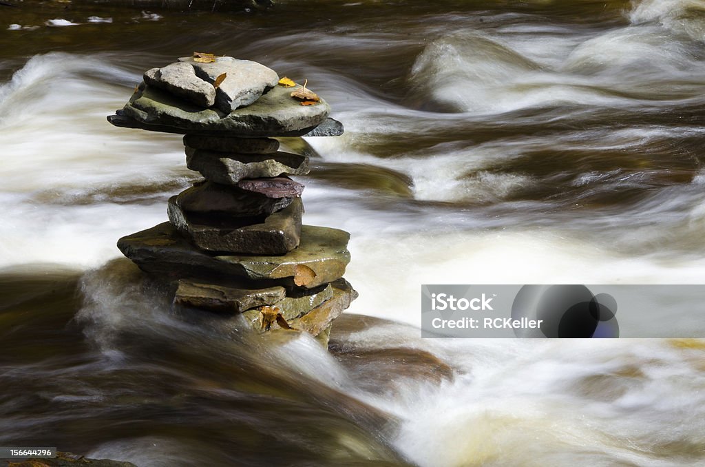 Flache Rocks liegen in einem Fluss - Lizenzfrei Bach Stock-Foto