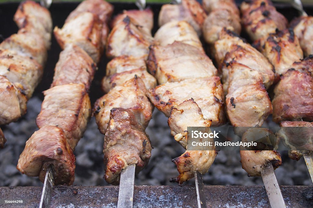 Carne beeing preparati su grill - Foto stock royalty-free di Alimentazione sana