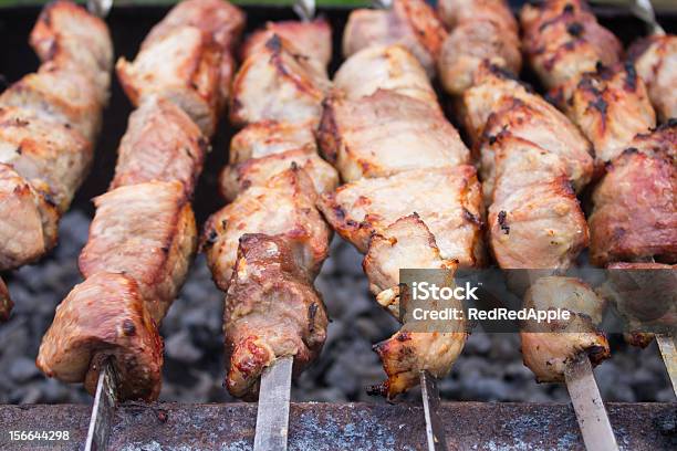 Carne Beeing Preparati Su Grill - Fotografie stock e altre immagini di Alimentazione sana - Alimentazione sana, Alla griglia, Arrosto - Cibo cotto